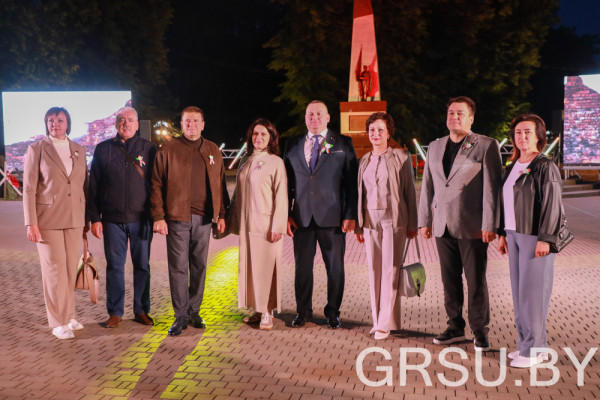 扬卡·库帕拉格罗德诺州立大学的师生们在“记忆”行动的演出中，讲述了“我们的历史、我们的英雄